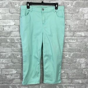 Avenue Denim Capri in Mint